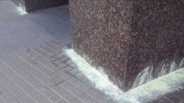 Úlceras en la piel, dificultad en la respiración, inflamación de la mucosa nasal, traqueobronquitis o asma. Son algunos de los efectos de echar azufre en la calle para evitar que las mascotas orinen. 

Es tóxico 🤢 para los animales 🐈  y también para las personas. #MundoCívico