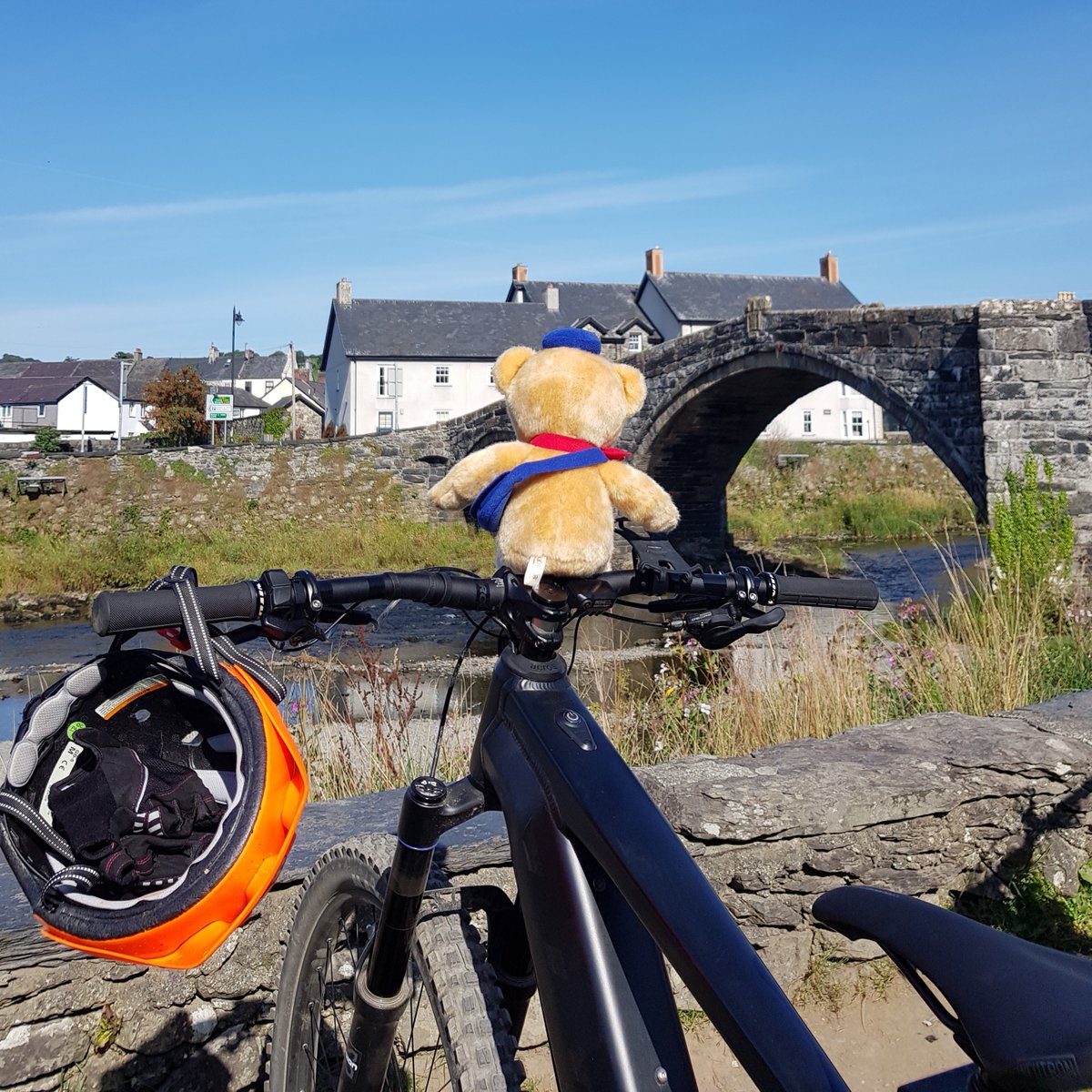 As the rain falls in London today #POSUKUMAinUK wants to go back to his visit to North Wales 🏴󠁧󠁢󠁷󠁬󠁳󠁿last week where he ...
🚲 biked Gwydir Mawr &amp; Bach
🏄 surfed <a href="/AdvParcSnowdon/">Adventure Parc Snowdonia</a>
🥾 hiked in the fresh air &amp; sunshine &amp;
🏰 toured medieval <a href="/ConwyCastle/">K</a> 
<a href="/VisitBritain_JP/">VisitBritain Japan</a> <a href="/GoNorthWales/">Go North Wales 🏴󠁧󠁢󠁷󠁬󠁳󠁿</a>