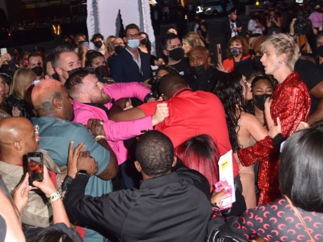 2oceansvibe's tweet image. Conor McGregor Lost The Plot At The MTV Video Music Awards [Videos] zpr.io/wsG4AXmVADxF