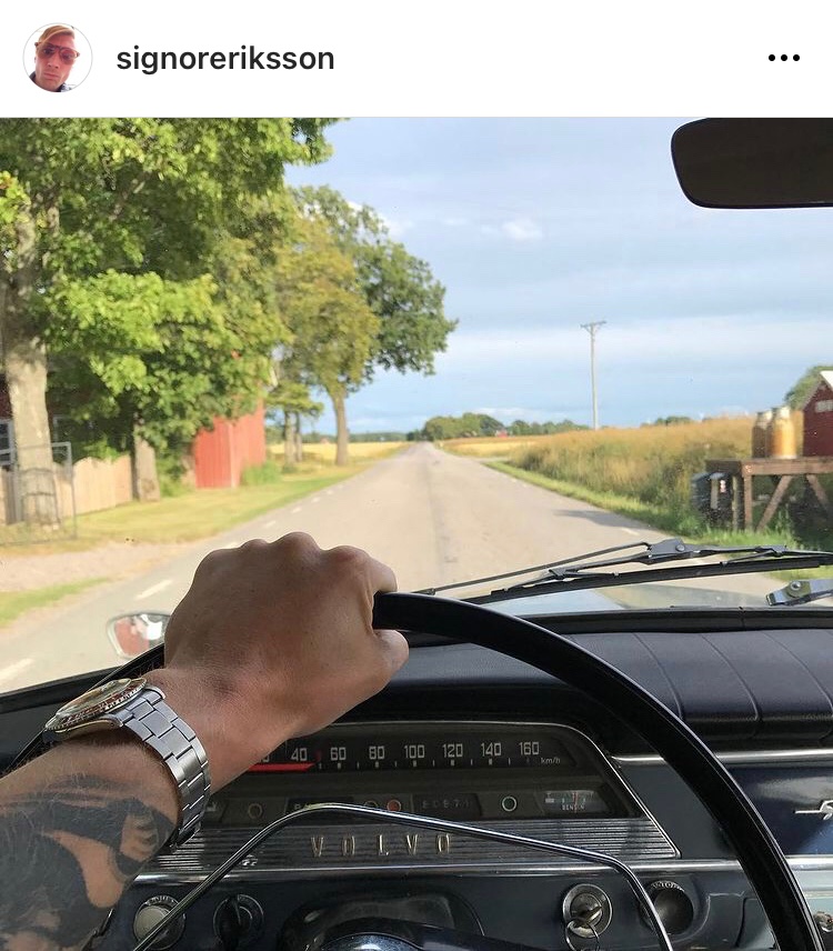 Paljetter's tweet photo. Spelar gitarr, kör raggarbil, har cash, pratar italienska, har ett kroppsspråk triggar varenda narkotikapolis i norra Europa och med några få gester får han igång vilken folkmassa som helst. Med eller emot honom spelar ingen roll.

Varför är inte fler kära i Sebastian Eriksson? https://t.co/1C804xXtdI