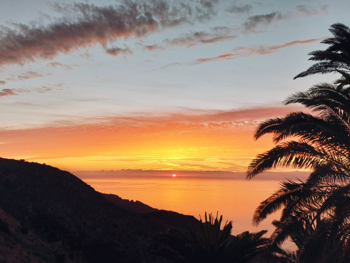 Atardeceres desde Arguamul 🌅 #LaGomera #sunset #IslasCanarias  <a href="/TurismoLaGomera/">LaGomera.travel</a> <a href="/VickyPalmaMeteo/">Vicky Palma</a> <a href="/EmocionesCan/">Emociones Canarias</a> <a href="/CabildoLaGomera/">Cabildo de La Gomera</a>