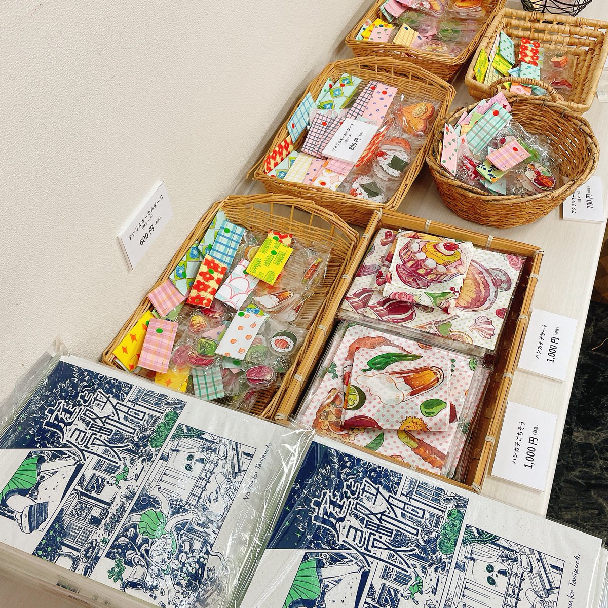 青山ブックセンターさんの設営終わりました!
原画展は明日からです。
私の原稿はこんな感じでパーツがバラバラになっている物が多いです。
解説のようなものも書きました。
グッズもあります🍙
詳細👇
https://t.co/T2cn58Faad