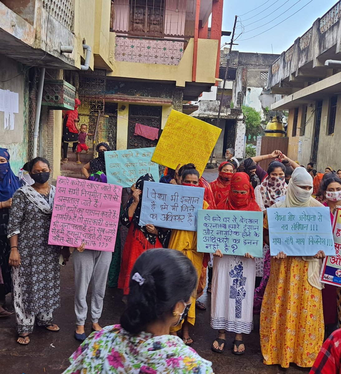 NNSWIndia's tweet photo. Some of the signs read; 
'Our children go to school too, we use healthcare services too, we are of different faiths too. Yet you want to remove us from public spaces, how is that justice?', 'Isn't removing us from our houses infringing on our rights as citizens of this country?' https://t.co/gA15akiFTR