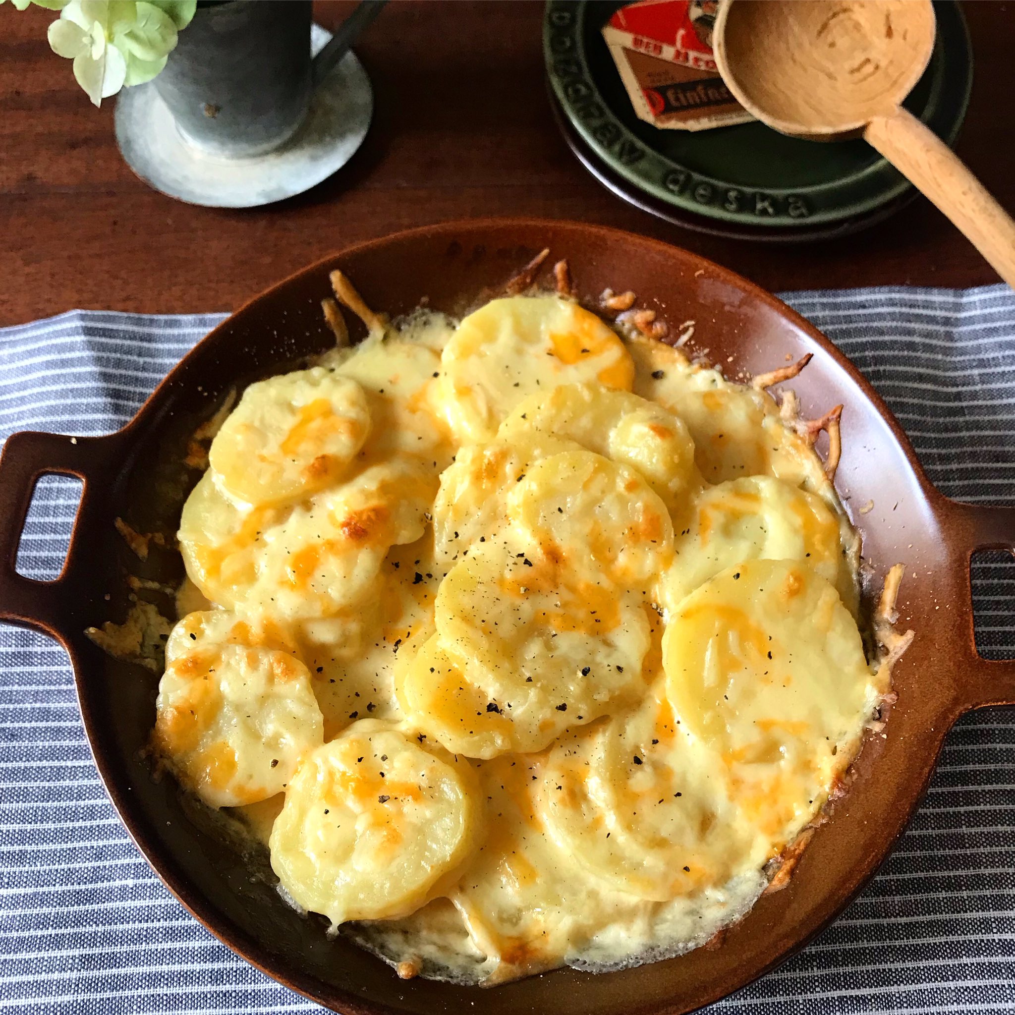 山本ゆり Syunkon レンジは600w 究極にシンプル なのに驚くほど美味しいポテトグラタン 小麦粉さえ使わず とろみは じゃがいものでんぷんでつけます 材料は じゃがいも バター 牛乳 コンソメ 塩胡椒 チーズ 以上 ヤンソンさんの誘惑 から