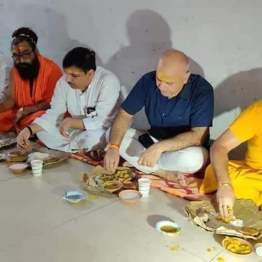 GahlotKanpur's tweet photo. देवताओं की पंक्ति में बैठ कर अमृत पान करते राहु और केतु https://t.co/ft4AbTJNGZ