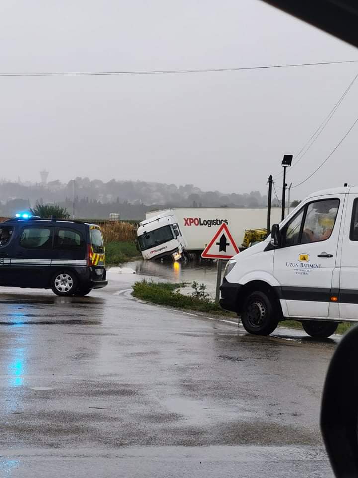 AdrienFour's tweet photo. La RD1 entre #Codognan et #Calvisson (#Gard) est coupée à la circulation en raison d'un PL tombé dans un fossé sur la route complètement inondée par le #Rhony à hauteur de Codognan. https://t.co/a09aUeuzG6