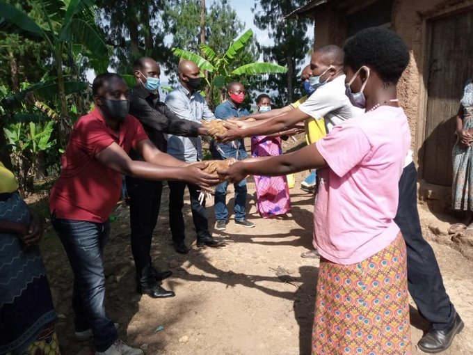 USAIDHingaWeze's tweet photo. Even the best dancer leaves the stage! Handing over poultry program to @BugeseraDistr as we begin to wind up activities this final year. About 26,405 chickens distributed in the district and 212,115🐔worth over RFW 93m($94000) to 38,207 households/85 care groups in 10 districts. https://t.co/pAhUuyisml