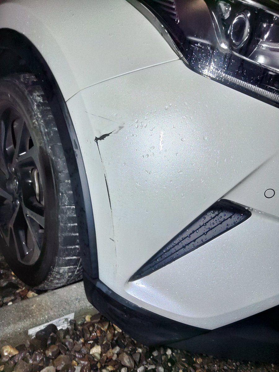 むちさん على تويتر 家の車が当て逃げされた 素地の所も当たってるしフェンダーも薄ら凹んでるし