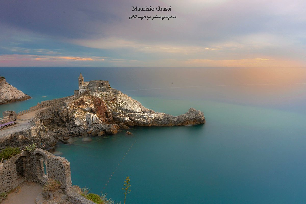 MaurGras's tweet photo. L'incanto della lunga esposizione nella splendida location di Portovenere (La Spezia), patrimonio mondiale dell’UNESCO dal 1997, dove si trova la bella Chiesa di S. Pietro, consacrata nel 1200.  Io adoro questo posto... e voi?? https://t.co/eiMuevxgj7