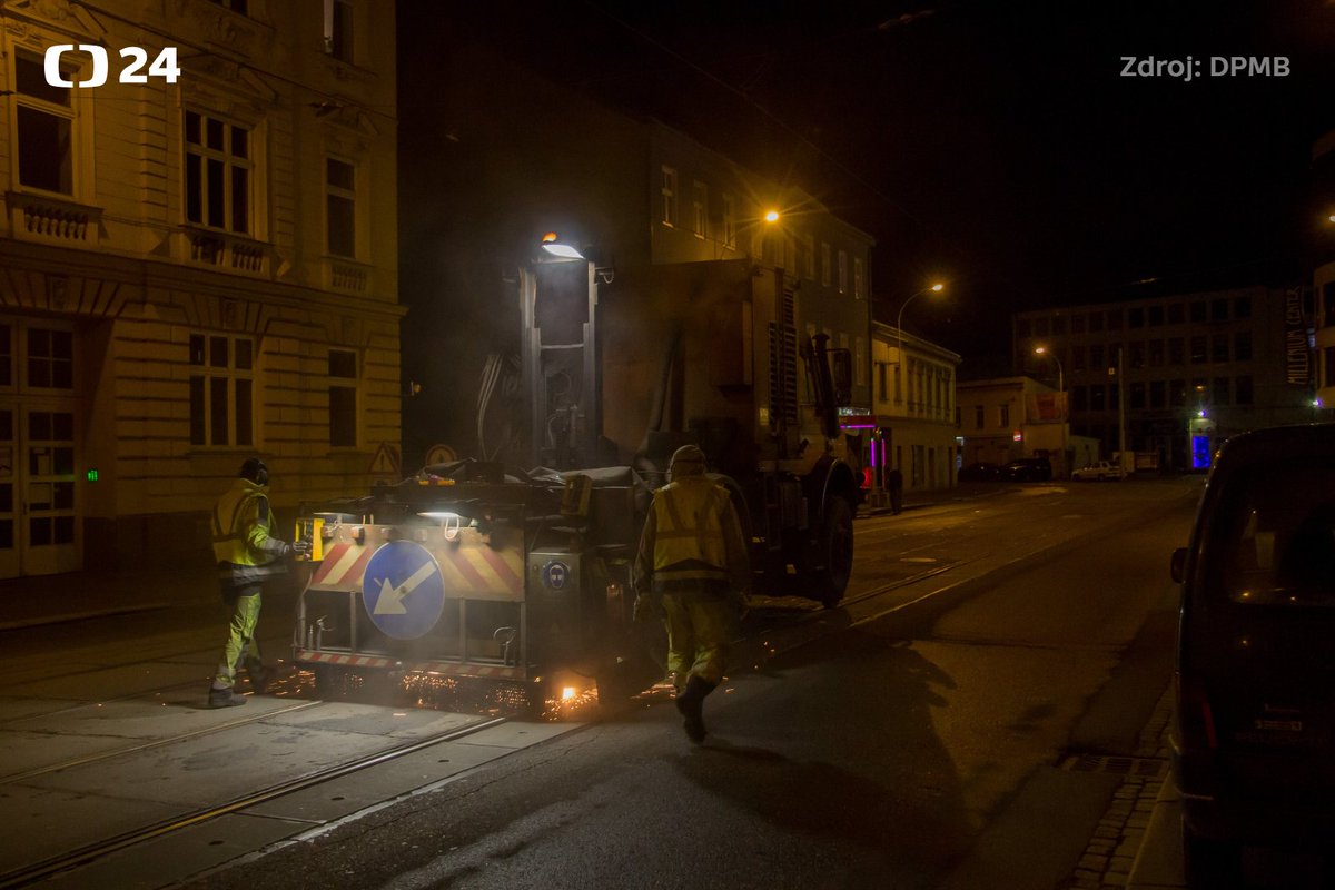 UdalostiBrno's tweet photo. Je téměř dobroušeno. V ulicích #Brna to jiskří od jedenácti večer do čtyř do rána. Pracovníci #DPMB totiž speciální bruskou odstraňují nerovnosti na kolejích, letos opravili přes 25 kilometrů tratí. Odstraněním vlnkovitosti z povrchu se zvyšuje komfort jízdy a snižuje hlučnost. https://t.co/Ek4XgkYD4F