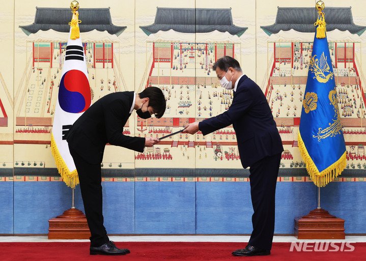 JK_Paraguay's tweet photo. 📸[K-MEDIA] 👑🐰💜
Imágenes de #Jungkook con el presidente de Corea del Sur, Moon Jae-in en la ceremonia de nombramiento de #BTS 😍

#방탄소년단 #JUNGKOOK #정국 #전정국  #BTS @BTS_twt
Cr Daily_JKUpdate 
🐰Luly🐰 https://t.co/SKFXDkxtR3