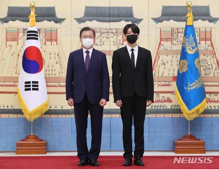 JK_Paraguay's tweet photo. 📸[K-MEDIA] 👑🐰💜
Imágenes de #Jungkook con el presidente de Corea del Sur, Moon Jae-in en la ceremonia de nombramiento de #BTS 😍

#방탄소년단 #JUNGKOOK #정국 #전정국  #BTS @BTS_twt
Cr Daily_JKUpdate 
🐰Luly🐰 https://t.co/SKFXDkxtR3