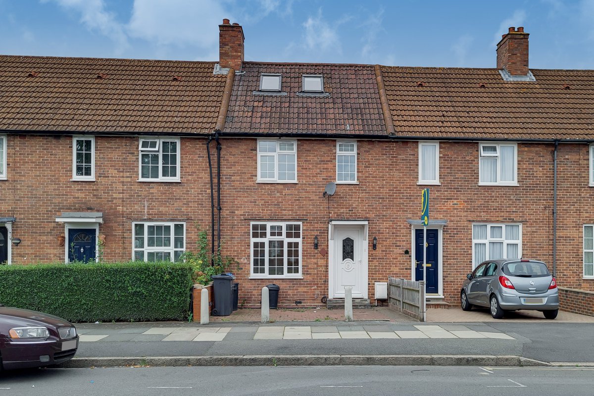 Property_People's tweet photo. Property People proudly present this four bedroom house 6 min walk to Modern tube station. this property also has a private patio and is avalible to let now! #ToLet #Let #PropertyPeople #EstateAgents #Rightmove #Zoopla #Onthemarket https://t.co/HH8c5Bo5Fh