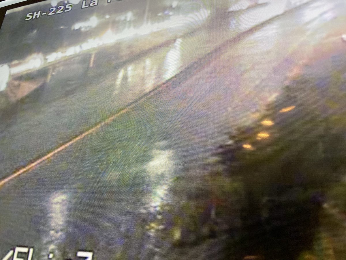 JCarrollHPM's tweet photo. TXDOT is reporting approx 20 locations of flooding that have been verified. Most along 45 near NASA and Galveston. Hwy 225 is closed near main due to high water on the main lanes. https://t.co/D4yLhWx69s