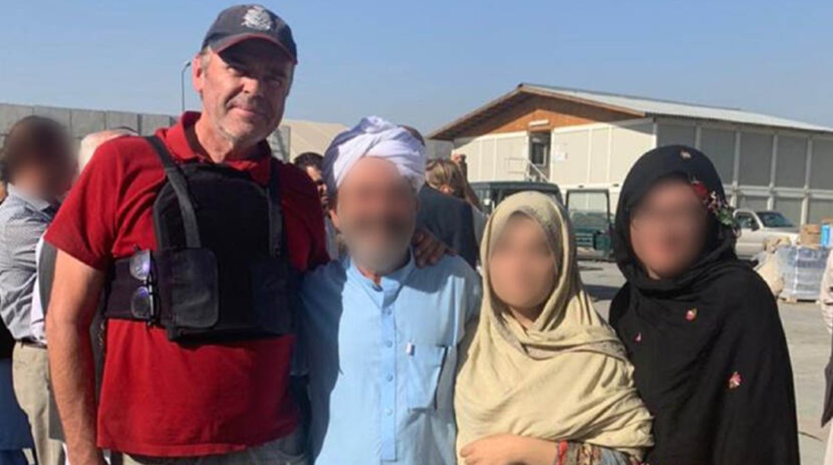 Ministerie van Buitenlandse Zaken (@minbz) on Twitter photo .<a href="/MRentenaar/">Michel Rentenaar</a> kreeg in augustus een telefoontje. De volgende dag was hij op weg naar #Afghanistan. Lees zijn verhaal over de evacuaties uit #Kaboel: 'Als je besluit of iemand mee mag of niet, dan beslis je misschien wel heel letterlijk over leven of dood.’ rijksoverheid.nl/ministeries/mi… .<a href="/MRentenaar/">Michel Rentenaar</a> kreeg in augustus een telefoontje. De volgende dag was hij op weg naar #Afghanistan. Lees zijn verhaal over de evacuaties uit #Kaboel: 'Als je besluit of iemand mee mag of niet, dan beslis je misschien wel heel letterlijk over leven of dood.’ rijksoverheid.nl/ministeries/mi…