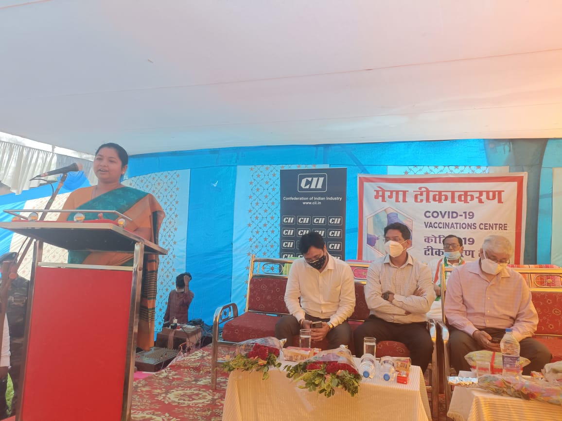 आज संसदीय क्षेत्र के कराईकेला में आयोजित मेगा टिकाकरण शिविर में बतौर मुख्य अतिथि भाग ली तथा टीकाकरण एवं स्टाल का अवलोकन कर उपस्थित ग्रामीणों के बीच परिसंपत्तियों का वितरण की।
<a href="/INCJharkhand/">Jharkhand Pradesh Congress</a> <a href="/INCIndia/">Congress</a> <a href="/SinghRPN/">RPN Singh</a> <a href="/kcvenugopalmp/">K C Venugopal</a> <a href="/rajivranjanpras/">Rajiv ranjan prasad</a>