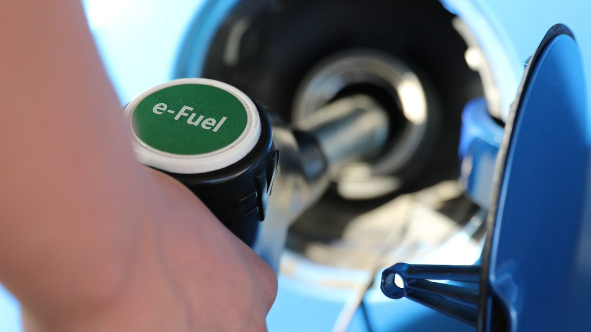quattroruote's tweet photo. L'#Unem (Unione Energie per la Mobilità, la ex Unione Petrolifera) e #Innovhub puntano ad avviare entro la fine dell’anno l’iter per la realizzazione di un impianto pilota per la produzione di #eFuel in #Italia. Ecco i dettagli --> https://t.co/ficNPrZTj0 https://t.co/DV7WS4CUe0