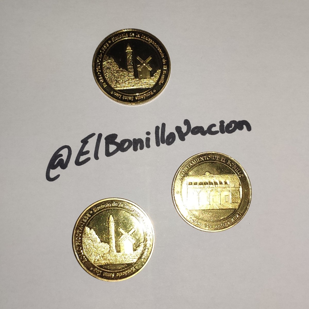 ElBonilloNacion's tweet photo. ¡SORTEO! 
Celebramos nuestro día por todo lo alto... ¡Sorteamos una de estas monedas conmemorativas de la Nación Cervantina!

¿Cómo?
👇👇
1. Sigue a @ElBonilloNacion
2. Haz retweet a esta publicación

Plazo hasta viernes 17 a las 23:59 y el fin de semana anunciaremos el ganador. https://t.co/sBNaWrcoEb