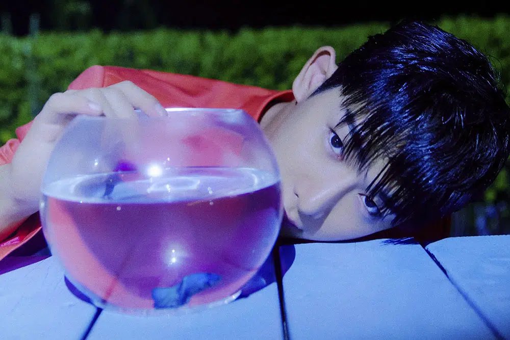 PopMatters's tweet photo. The second EP by the multitalented #Kpop artist #Wonho, #Blue_Letter is like a soothing summer breeze there to enhance a perfect summer blue sky.

https://t.co/PoXmOd1VvR https://t.co/cUzHfb7Pzf