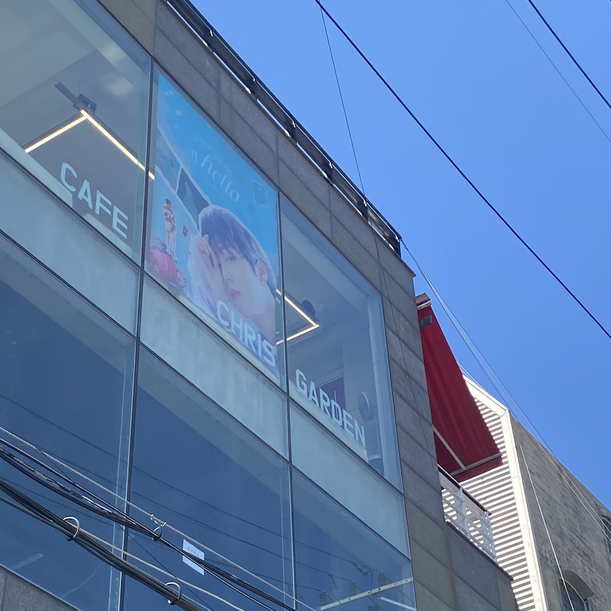 sem0828_SKZ's tweet photo. 크리스가든 한이 생카는 내부가 전시회처럼 깔끔하구 예쁘게 꾸며져 있었어요💛
점심먹구 "밥먹고 아아는 공식입니다" 세트 먹었는데 너무 맛있었어요!!

#있잖아요_오늘_한이_생일이에요 
#Always_in_your_orbit https://t.co/pOcgtSlILD
