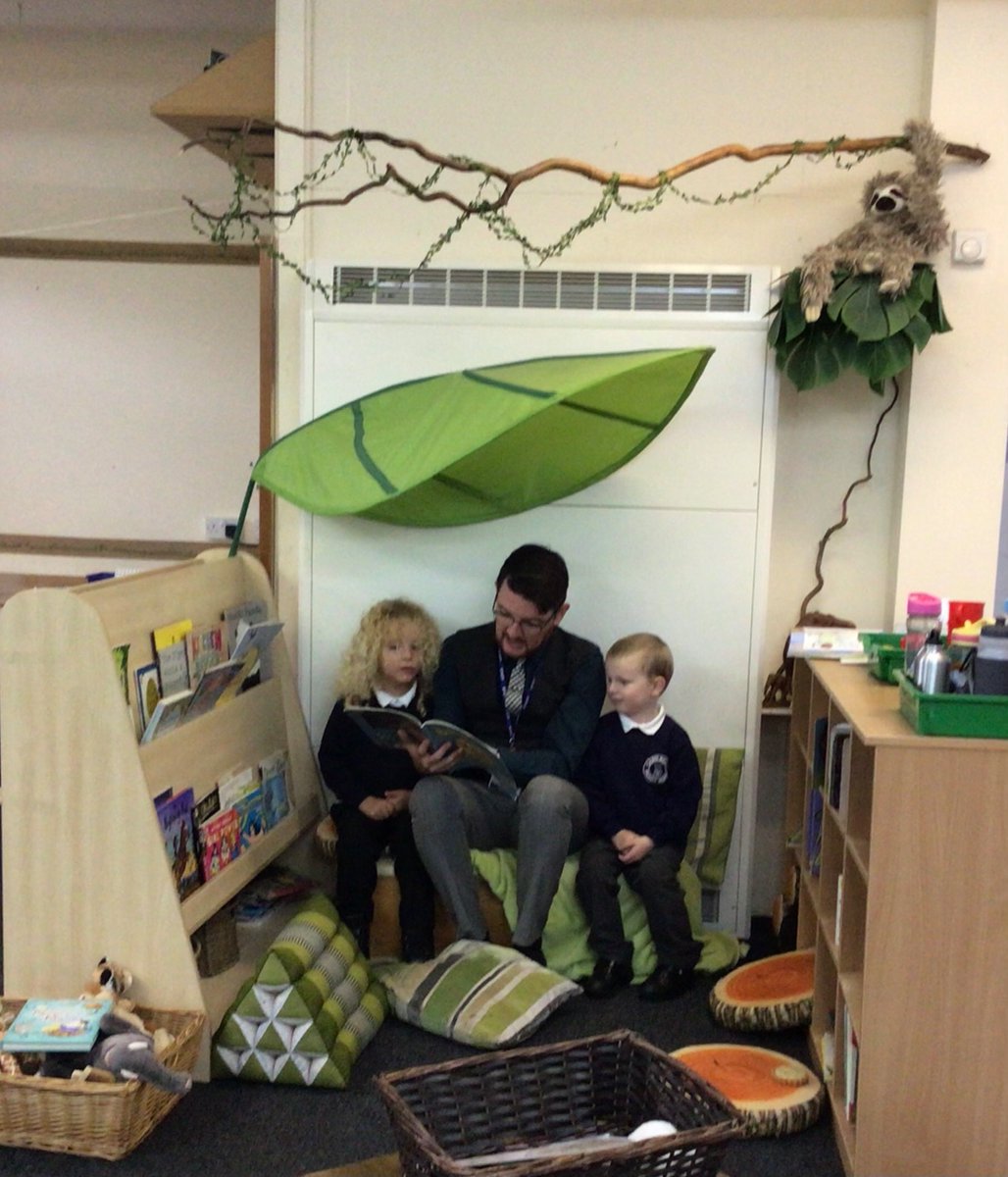 CastlewayYear1's tweet photo. F2 never let Mr. Mycroft pop through without a few requests! ☺️😁🐓📖 @StuartMycroft @CastlewaySchool #EYFS #Reception https://t.co/r71pwaRc7c