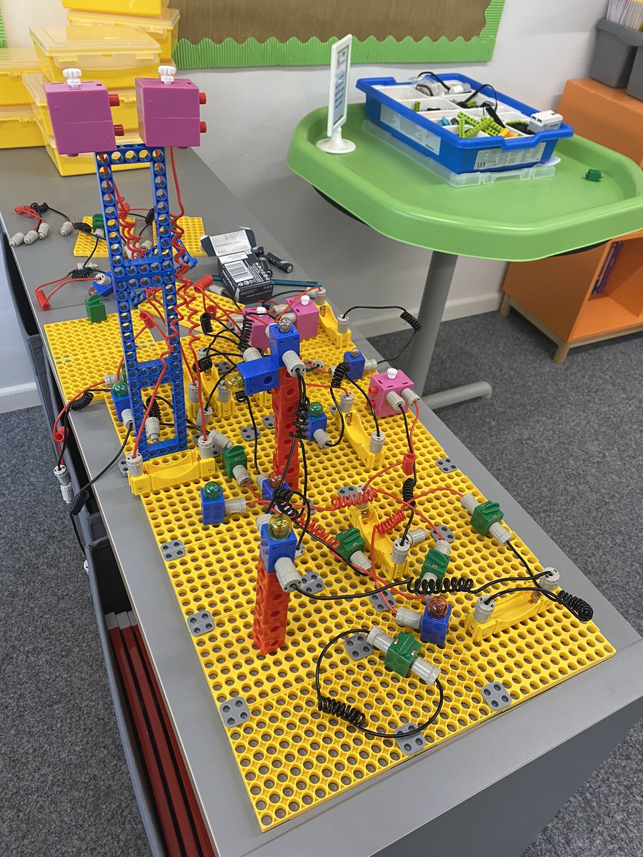 MissPLWTeach's tweet photo. In keeping with our term topic of ‘ROBOTS⚙️🔩🤖”, today we started looking at energy sources and electricity! 

I think it’s safe to say we have some keen scientists!👨🏼‍🔬⚡️ https://t.co/lWWCFzQ2ET