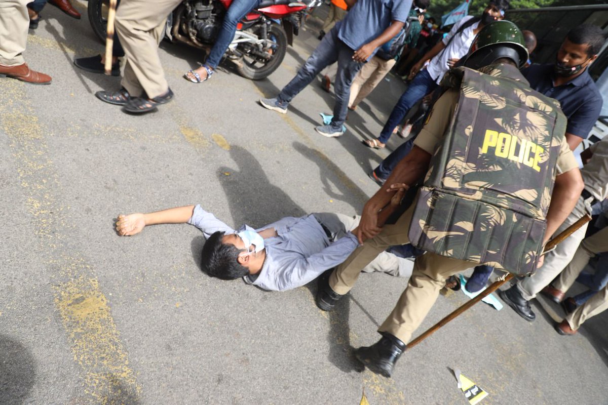 Athavulla_Adv's tweet photo. Highly condemning the police Brutality on campus front students who were peacefully protesting against the draconian NEP 2020 @BSBommai @drashwathcn Your police force, lathis, FIRs will never stop us from protesting against anti student policy NEP 2020
#RejectNEP
#ShameOnBJPGovt https://t.co/6qdYp2Bu77