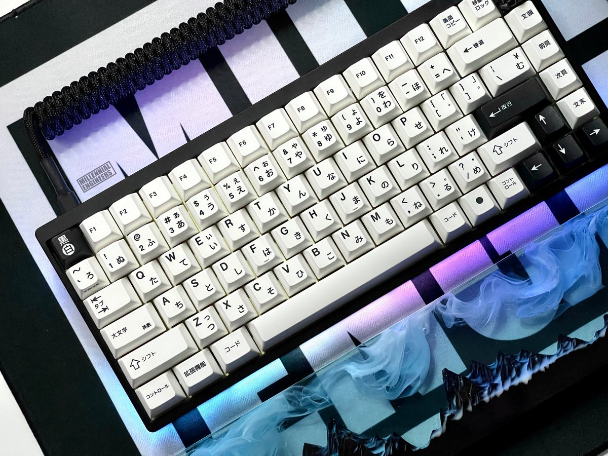 millennialencom's tweet photo. Let’s just take a moment and appreciate this magnificence🖤
#millennialengineerscom #mechanicalkeyboard #blackandwhite #artisan #setup #gamer #gamingsetup #keyboard #rmk #rgb #geek #keycaps #japanese #yes #dream #mousepad #typing #appreciationpost #nice #wfh #desksetup #japanese https://t.co/m3csIXsIoF