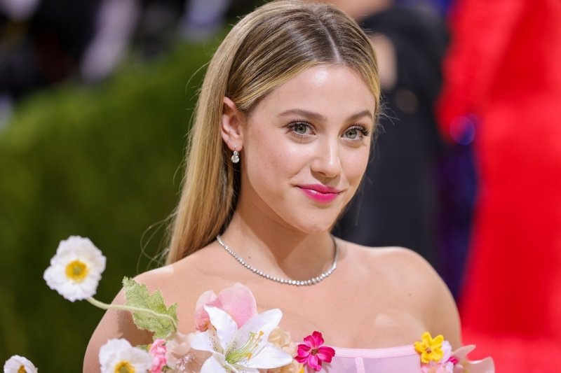 lilireinhart_AR's tweet photo. Más fotos de Lili Reinhart en #MetGala https://t.co/TNPRrNBNhk