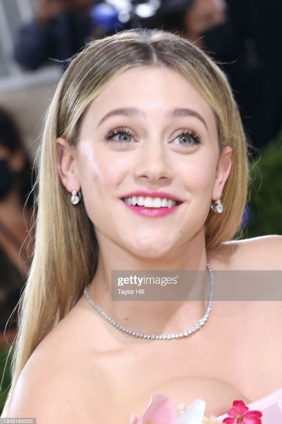 lilireinhart_AR's tweet photo. Más fotos de Lili Reinhart en #MetGala https://t.co/TNPRrNBNhk
