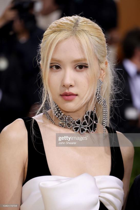 Linh11023's tweet photo. @KVal156 ROSÉ AT THE MET GALA
블랙핑크로제 #ROSÉ #로제
Xem chuyển động 24h mà bất ngờ luôn 🥺😳
Chị bé xinh xỉu còn chiếu đầu luôn https://t.co/NXK3Q1kLCA