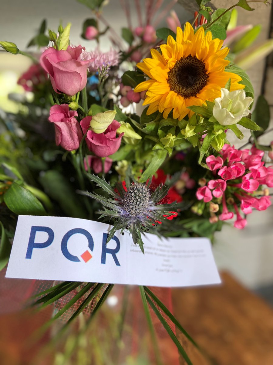 zunnebeld's tweet image. Dat is nog eens een attente verrassing!! Mijn eerste week bij @PQRnl  zit erop en wordt afgesloten met deze prachtige bos bloemen. Dank jullie wel PQR !
Ik kijk met vertrouwen uit naar mooie samenwerkingen binnen dit prachtige bedrijf. #PQR #Rustmakers in IT