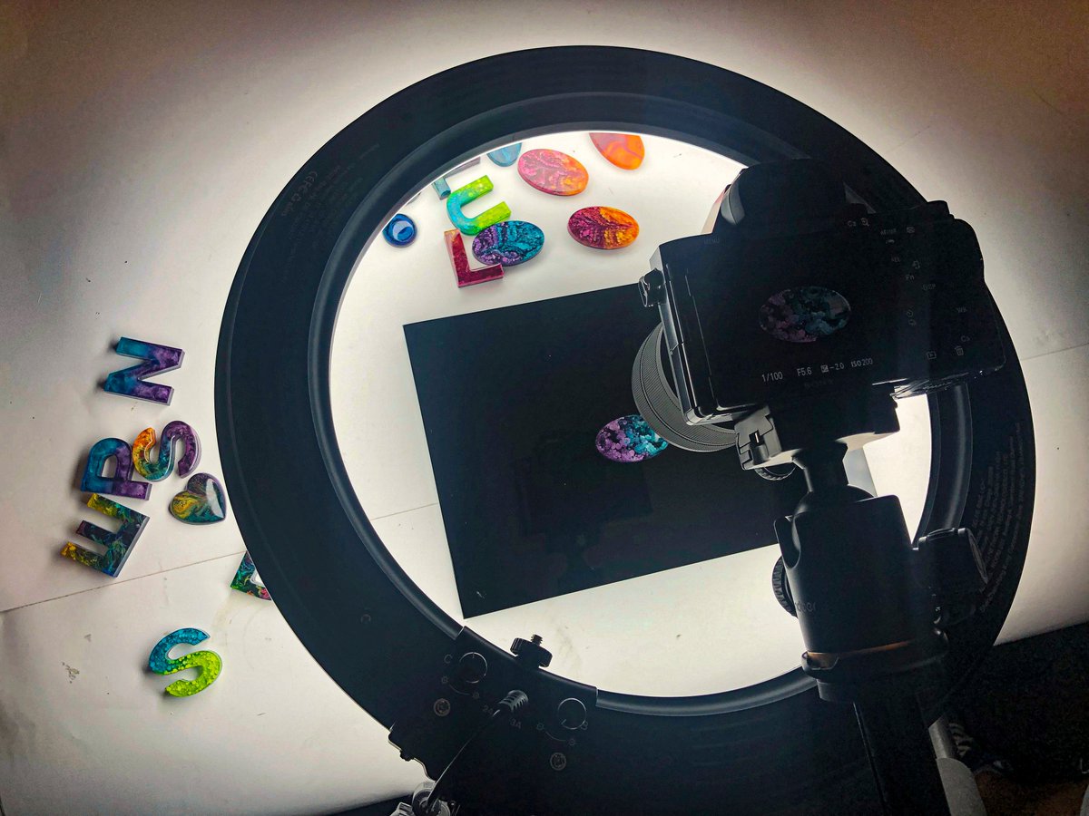 OctopusConcept's tweet photo. #behindthescene 
Wir haben einige Werke, welche mit unseren Weißtönen "POMPOM" und "ENOKI" entstanden sind, von einer Künstlerin zugeschickt bekommen. Diese werden hier in der zu sehenden Szene gerade professionell abfotografiert um im Shop als Referenzbilder gezeigt zu werden. https://t.co/JW9ftPa6d7