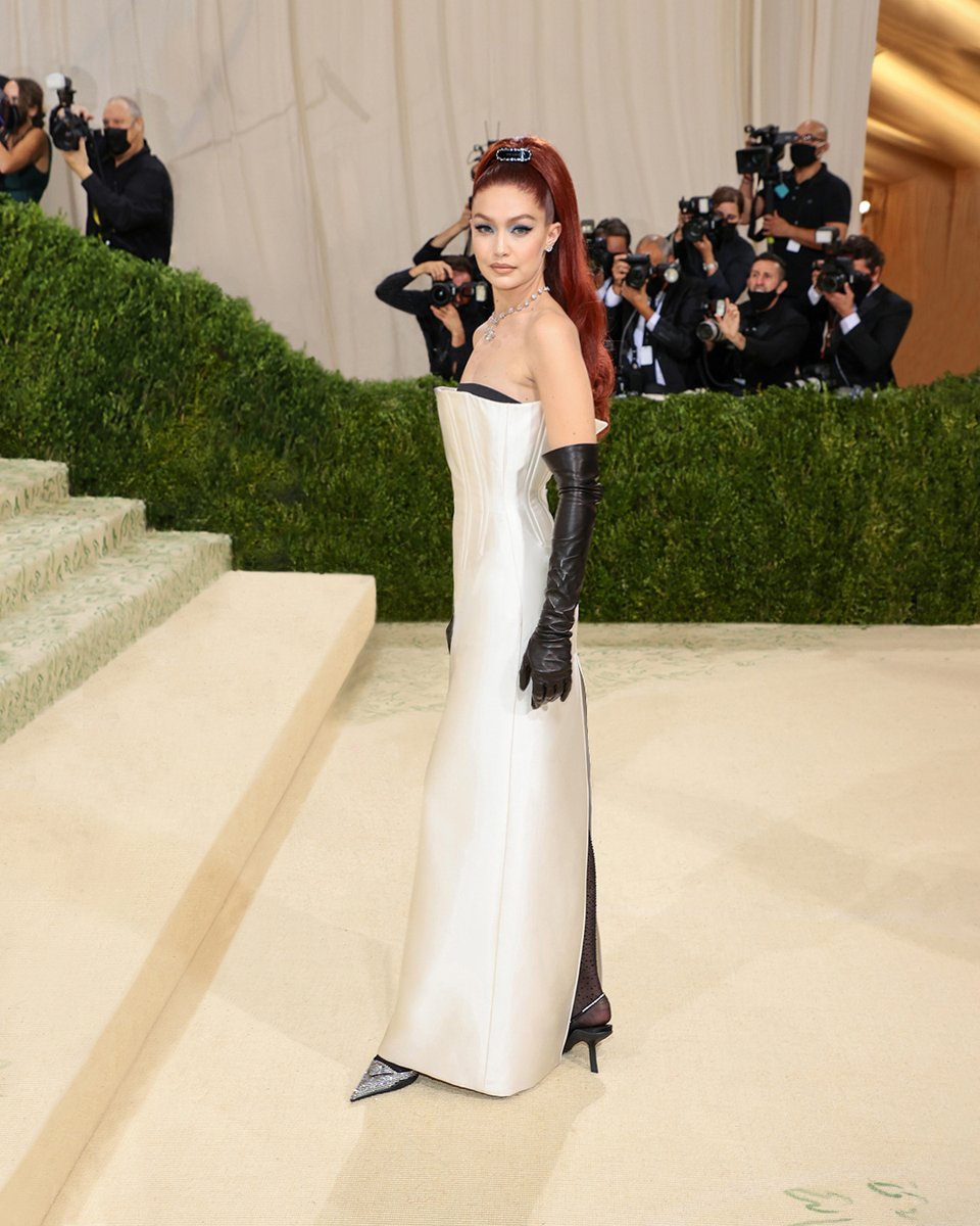 ジジ・ハディッドが #メットガラ に登場！ #プラダ のドレスを纏い「In