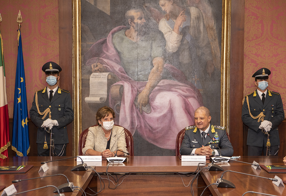 GDF's tweet photo. Oggi al #ComandoGenerale della #GuardiadiFinanza, il Ministro @mur_gov_ , Prof.ssa Maria Cristina Messa, ed il Comandante Generale, Gen. C.A. Giuseppe Zafarana, hanno rinnovato il Protocollo d’intesa relativo alla collaborazione tra le due istituzioni.
@NoiconVoi https://t.co/QoddXlA1b8