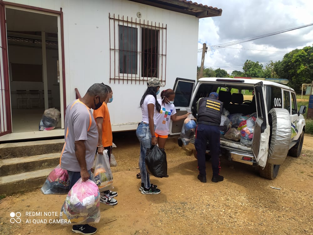 IAPML_Carabobo's tweet photo. Funcionarios adscrito al IAPML realizan apoyo Institucional desde la base de misiones del sector Juncalito cuadrante de paz P-11 (CPEC) hasta el centro comercial Guataparo Instalaciones de la Sala Situacional de la Alcaldía del Libertador. https://t.co/x5IVYGYRAm