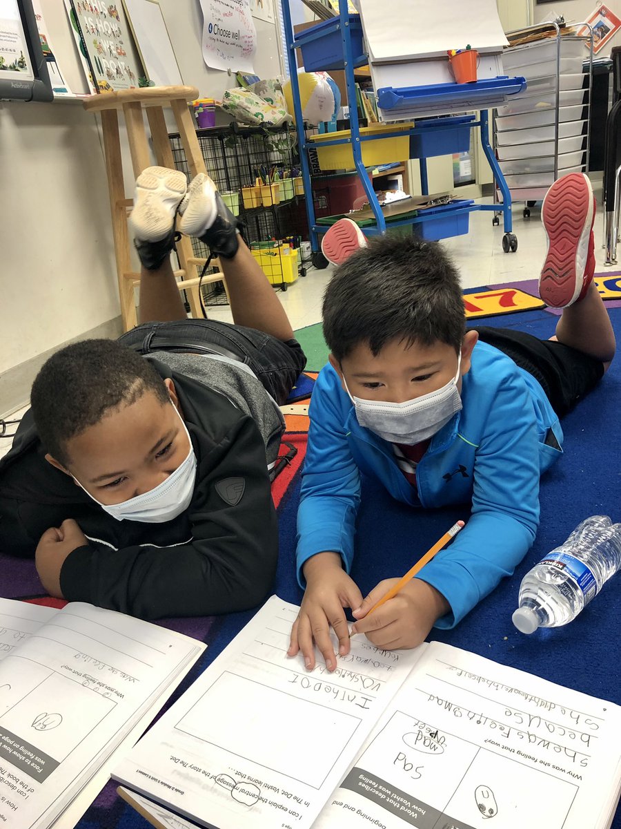 SterlingElemen1's tweet image. These 2nd graders continue to ✏️ about their reading during @ELeducation Module block! 📖 Discuss with a buddy first, then write! 🗯📝 @CharMeckSchools #Module1 #TheInvisibleBoy #literacy #choosejoy🌈 #sterlingpride🐯 #wearecrew