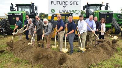 "<a href="/LandProEq/">LandPro</a> plans to create a new centralized #facility with the #construction of a 50,000 square foot building in #Batavia. Completion is tentatively expected in November, 2022. The facility will employ 60 people.
BDN: bit.ly/3hua8j4
