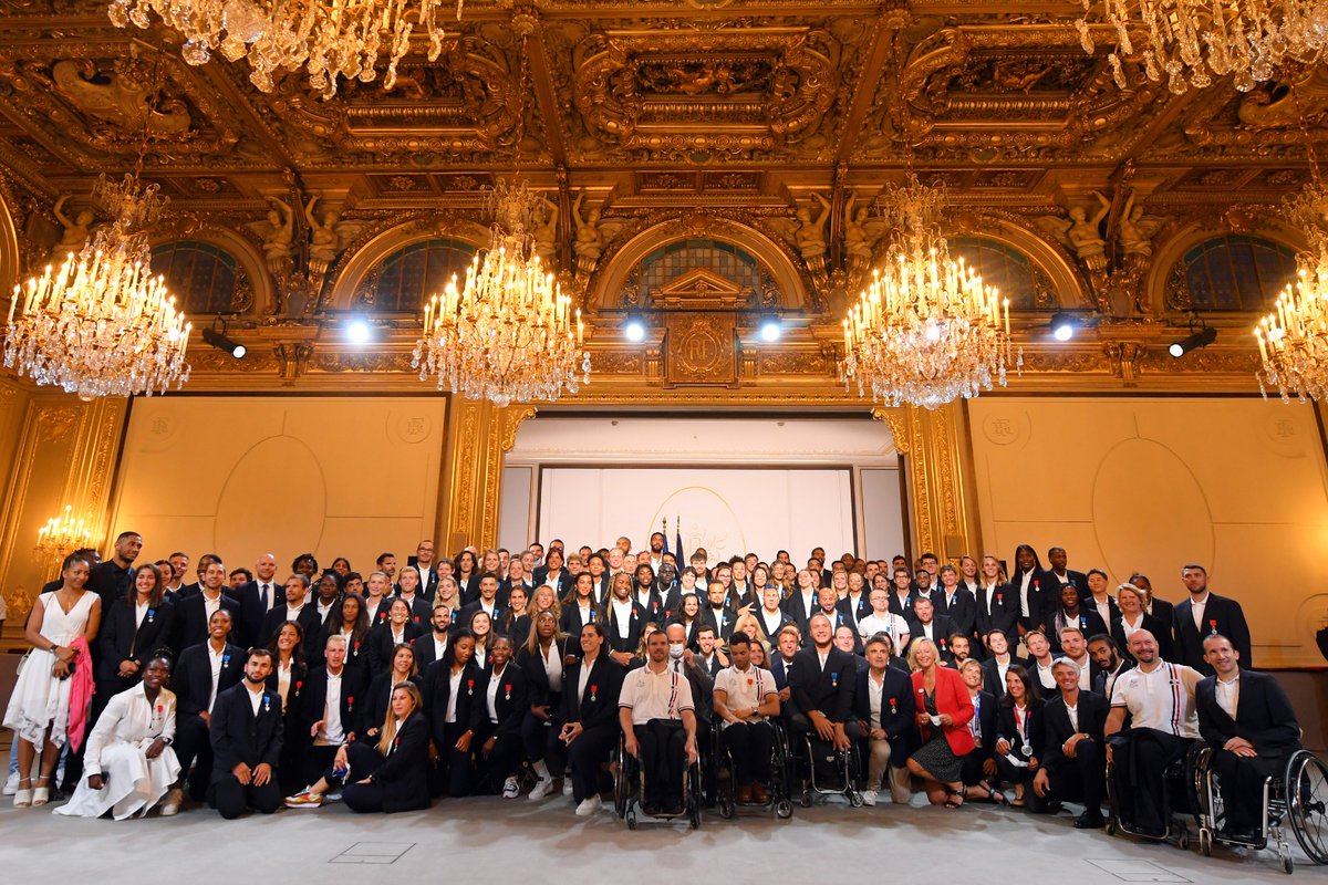 EquipeFRA's tweet photo. C'était hier 🤩
Nos médaillés olympiques et paralympiques des Jeux de #Tokyo2020 ont été reçus à l'Elysée par @EmmanuelMacron pour la traditionnelle remise des récompenses🎖️

#UneSeuleEquipe https://t.co/1bPVdH5Tbo