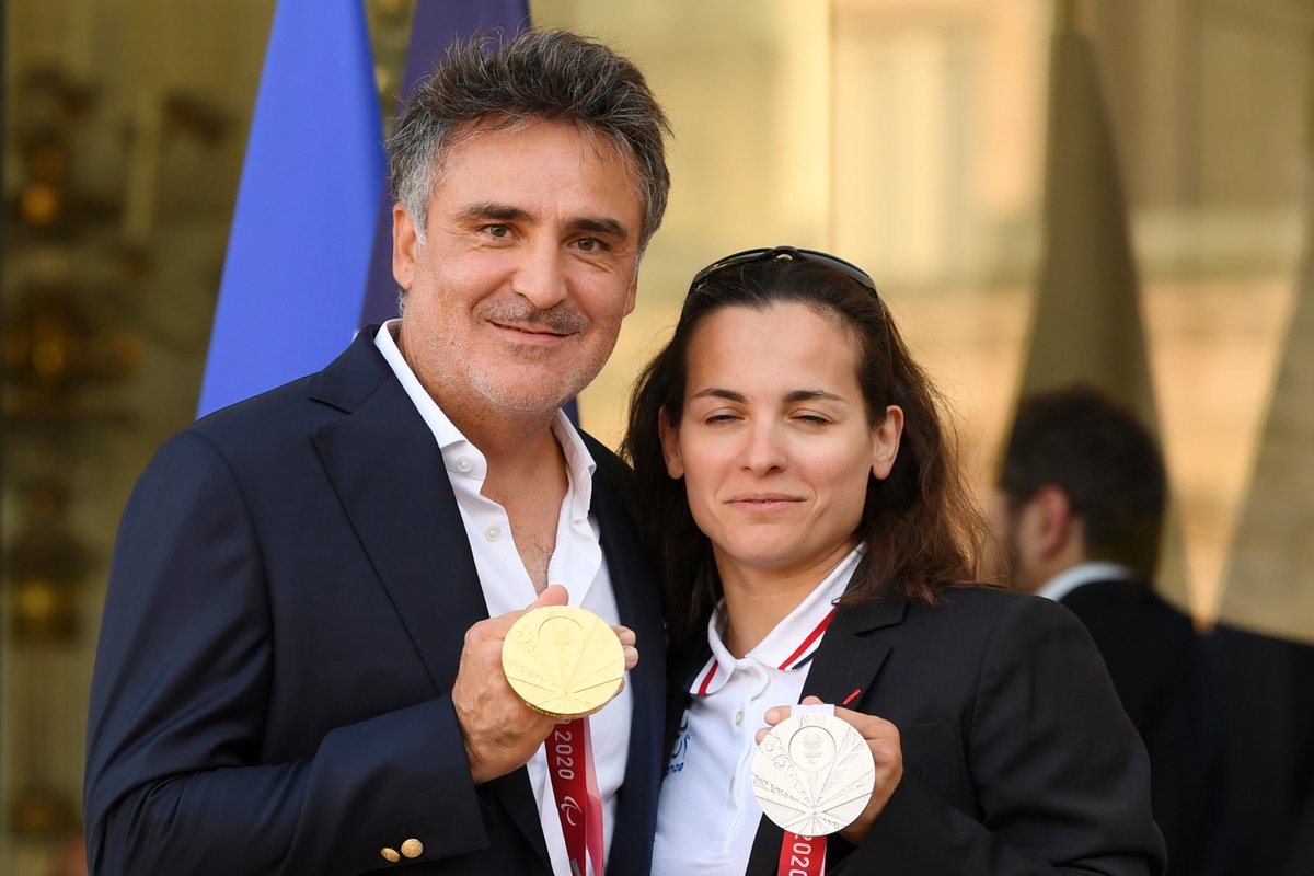 EquipeFRA's tweet photo. C'était hier 🤩
Nos médaillés olympiques et paralympiques des Jeux de #Tokyo2020 ont été reçus à l'Elysée par @EmmanuelMacron pour la traditionnelle remise des récompenses🎖️

#UneSeuleEquipe https://t.co/1bPVdH5Tbo
