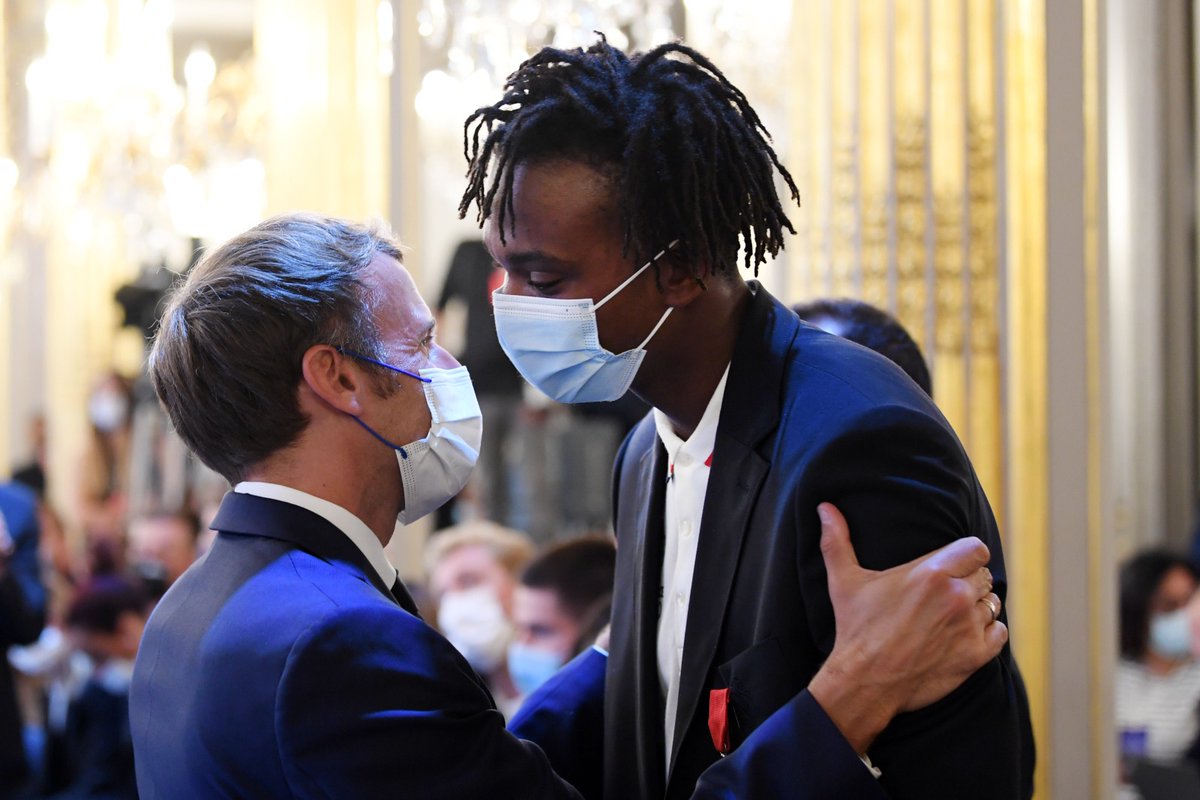 EquipeFRA's tweet photo. C'était hier 🤩
Nos médaillés olympiques et paralympiques des Jeux de #Tokyo2020 ont été reçus à l'Elysée par @EmmanuelMacron pour la traditionnelle remise des récompenses🎖️

#UneSeuleEquipe https://t.co/1bPVdH5Tbo