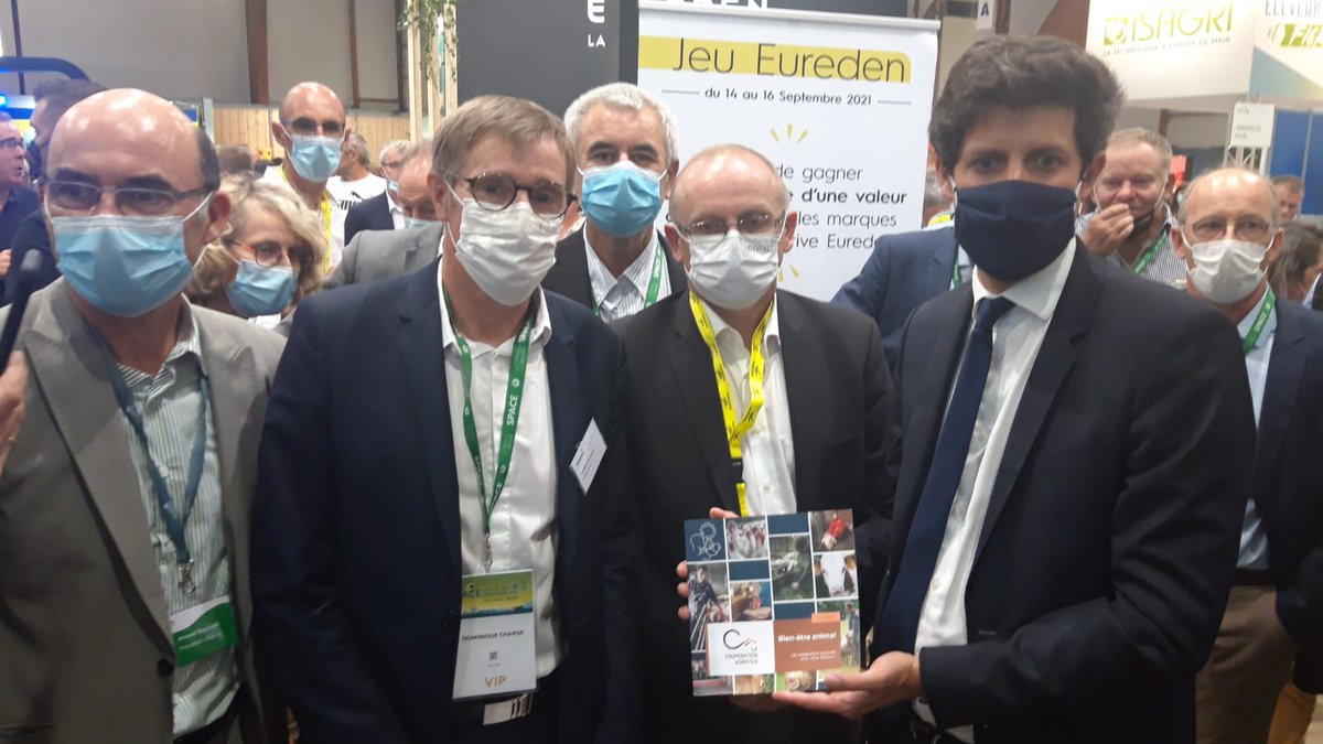 Au <a href="/SPACERennes/">SPACE</a>, <a href="/ChargeDom/">Dominique Chargé</a> remet à <a href="/J_Denormandie/">Julien Denormandie</a> le théma « Bien-être animal: les coopératives agricoles et le "One Welfare" ». Pour le président de <a href="/lacoopagricole/">La Coopération Agricole</a>, "il n’y a désormais qu’une seule voie possible, celle de l’amélioration continue !"
lacooperationagricole.coop/fr/actualites/…