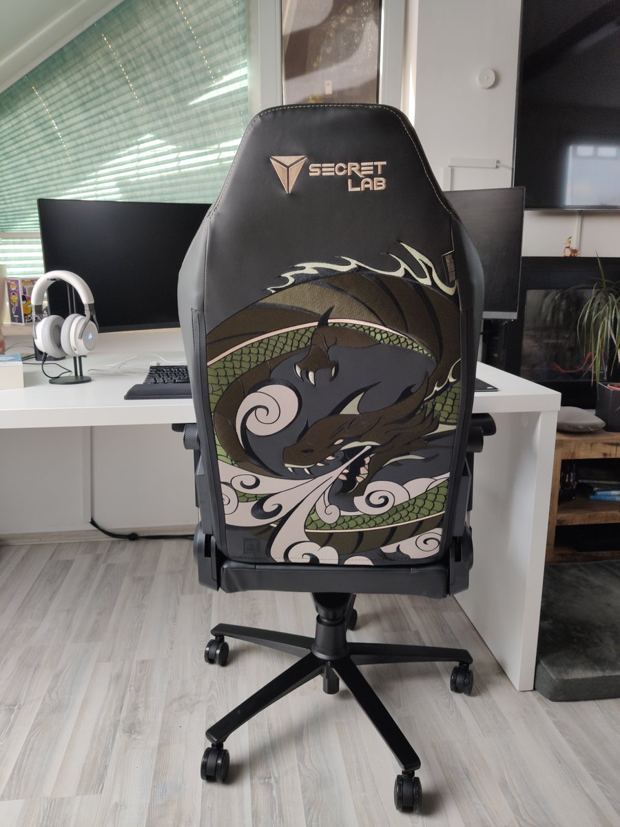 _Bleary's tweet photo. New chair day! #secretlab delivered tho! https://t.co/vysZF3bKwe