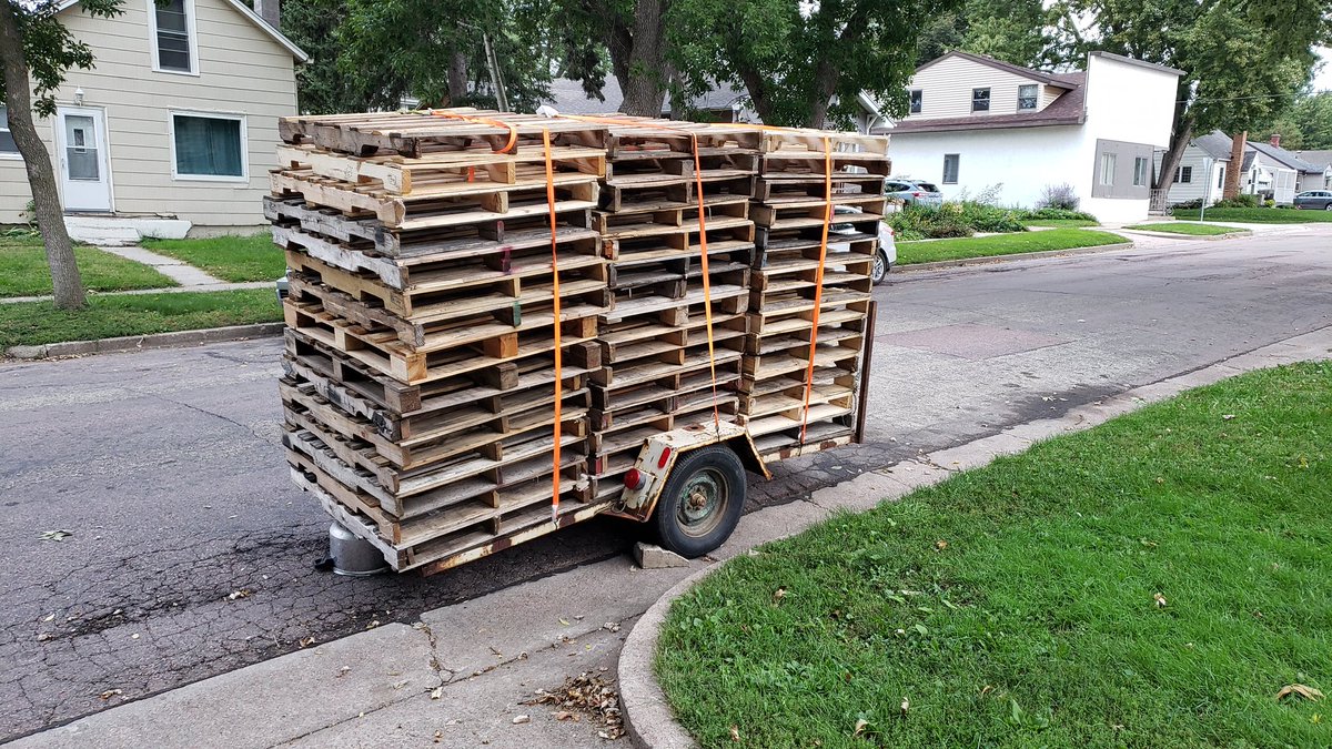 Domainating's tweet image. I may be nosey, but a nosey neighbor makes for good security. I don't talk to the guy hauling this trailer around, as agreed after a couple of police visits. But I find it unusual he would have so very many pallets on his trailer. Anyone missing any wooden pallets, Sioux Falls?
