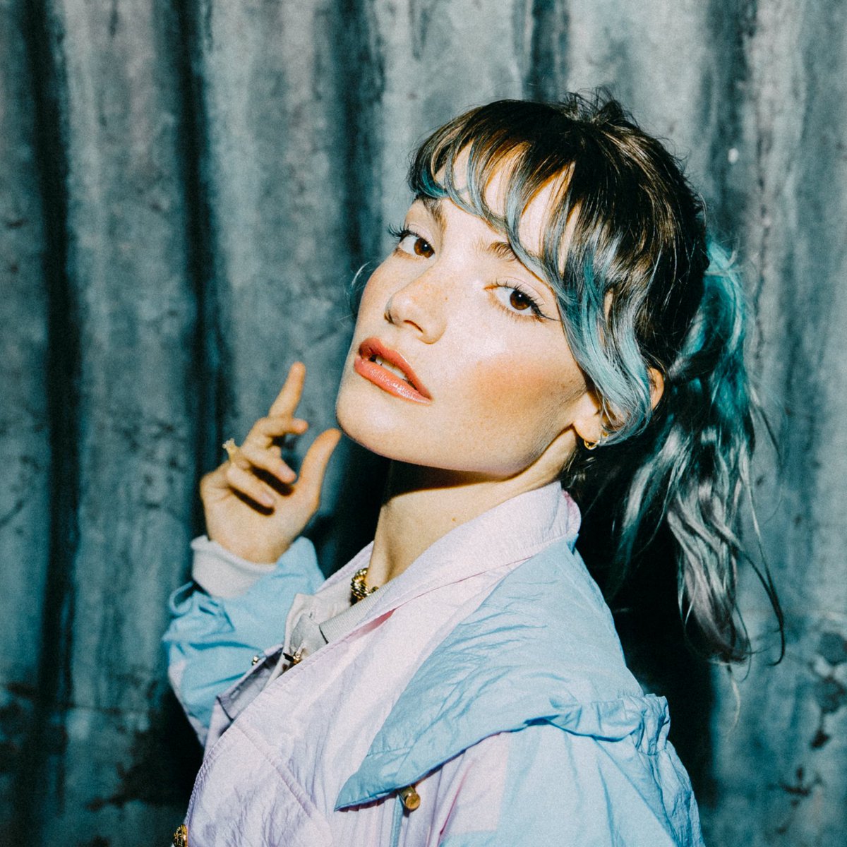 @clairelaffut in @balmain jacket during her show at <a href="/FetedelHumanite/">Fête de l'Humanité</a> a few days ago. Stream BLEU! 💙