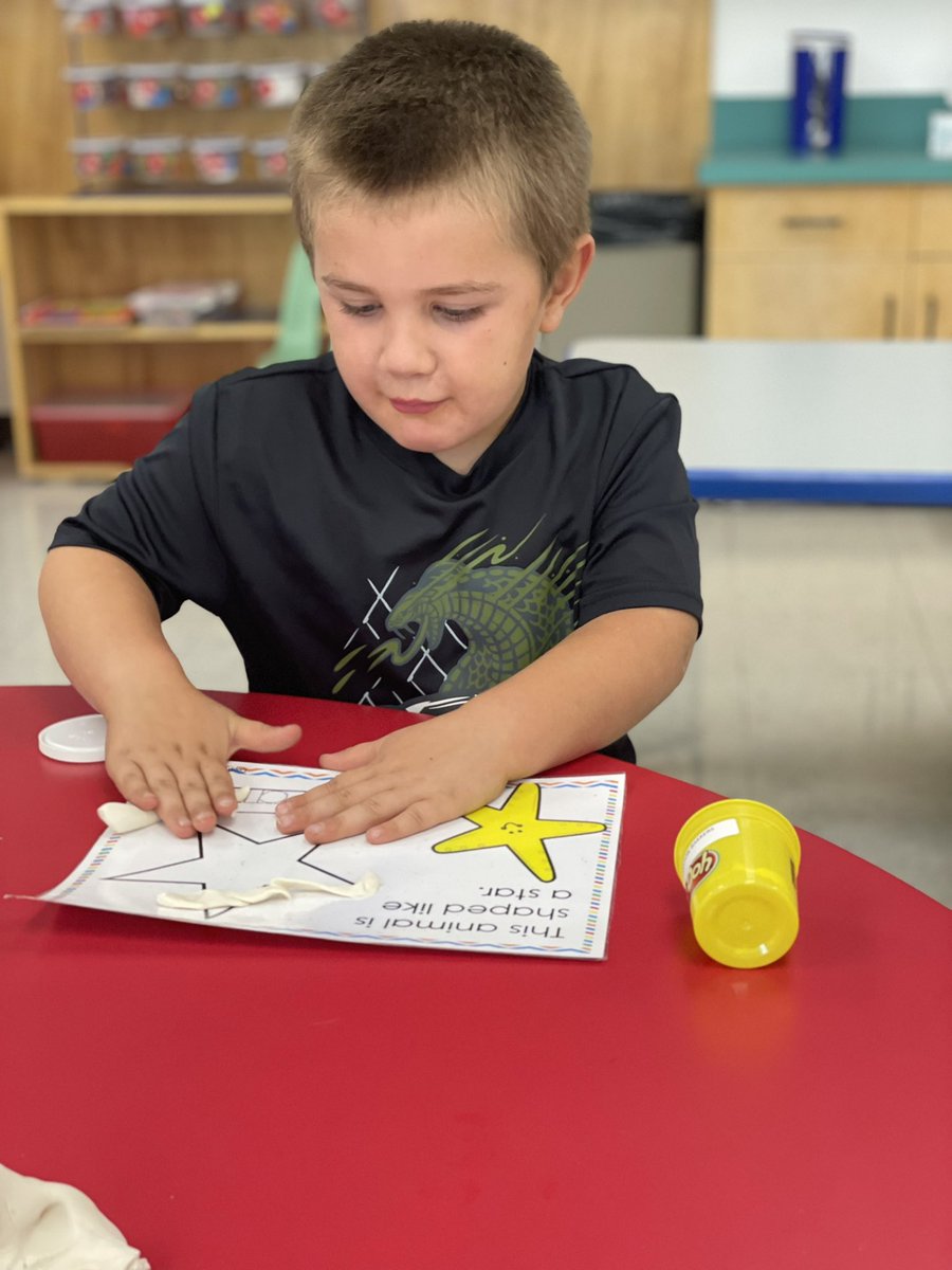 _RachelWarren's tweet photo. Working with play dough to build 2D shapes. #donsch #csd71 #math #Kindergarten #handsonlearning https://t.co/ztxwEg4VNy