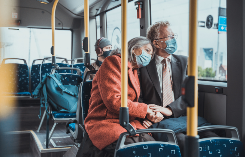 Mondkapjesplicht vervalt op stations, perrons en haltes maar blijft in ov-voertuigen. Lees hier ons statement: bit.ly/3EksIE3 #persconferentie