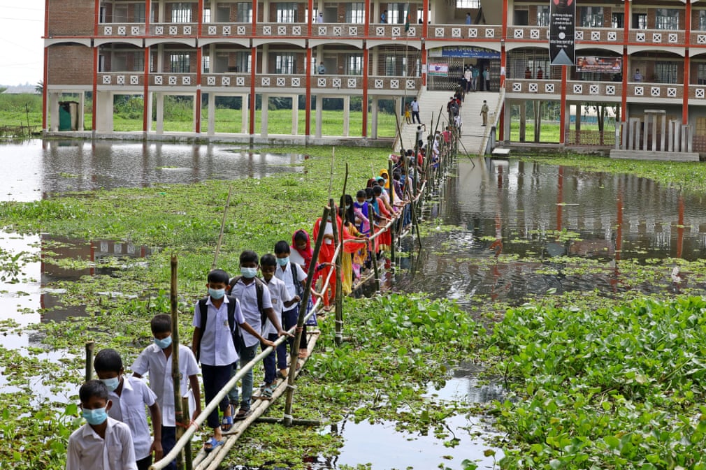 Students leave school via a bamboo bridge after the area was hit by floods in #Gazipur on Tuesday. After the longest school closure in the world, #children across #Bangladesh returned to classrooms for the first time in 18 months on Sunday. 📸 Photo: Harun-Or-Rashid