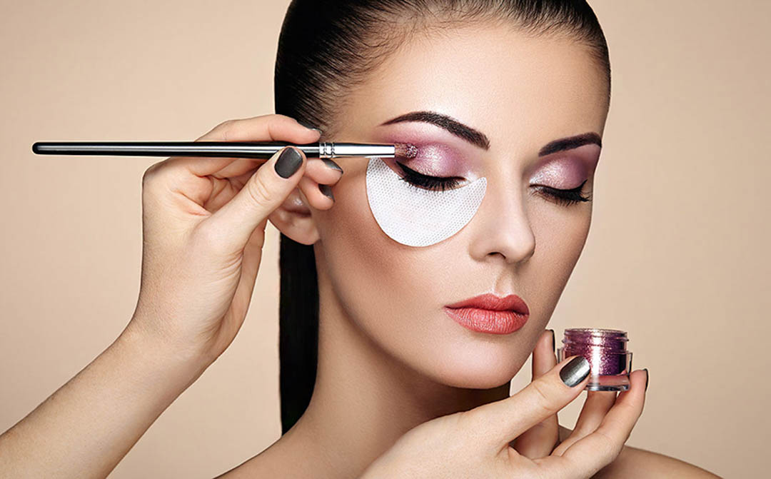 смывает макияж. очищение лица ватным диком. мейкап в поиске себя. как подготовиться к макияжу. румяна на скулы.