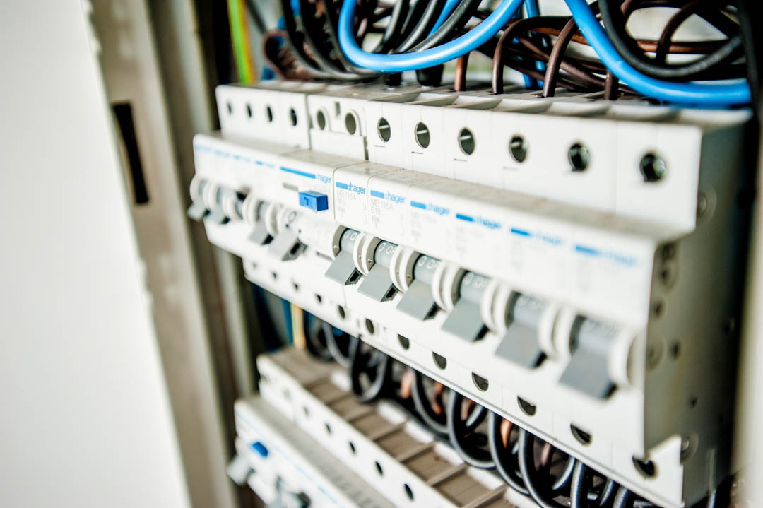ProCode19's tweet image. If your property has an older system with fuses, our technicians can help you make the switch to a newer one with circuit breakers. #ControlWiring #ElectricalServices #Technician bit.ly/2T4KAQC